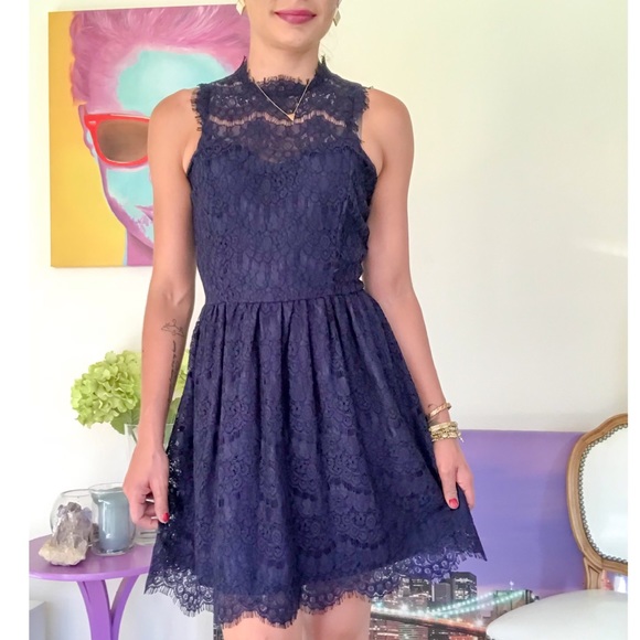 Mock Neck Lace Dress - Picture 4 of 7